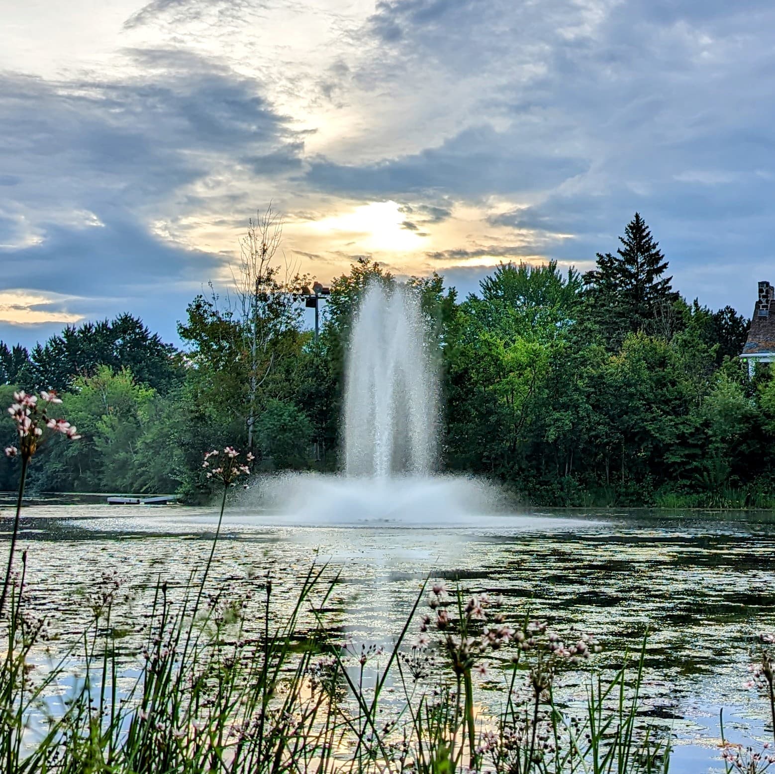 Fontaine au milieu du lac